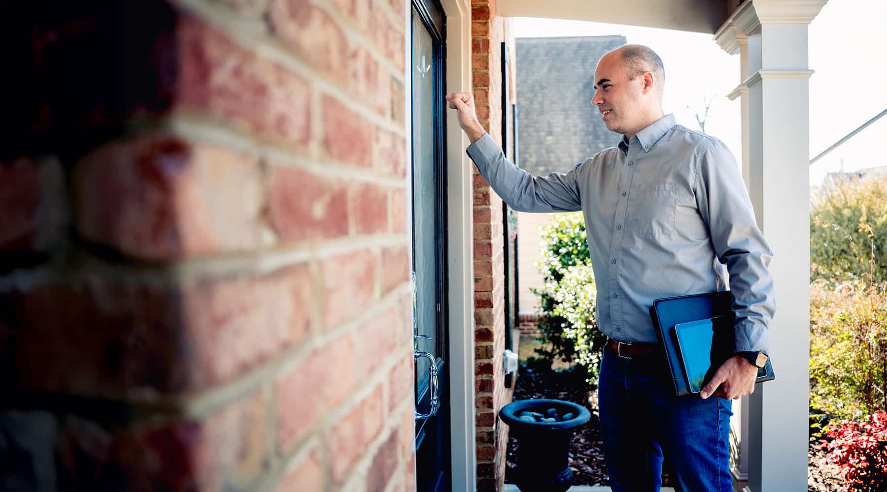 Bee Bright electrician knocking customer door